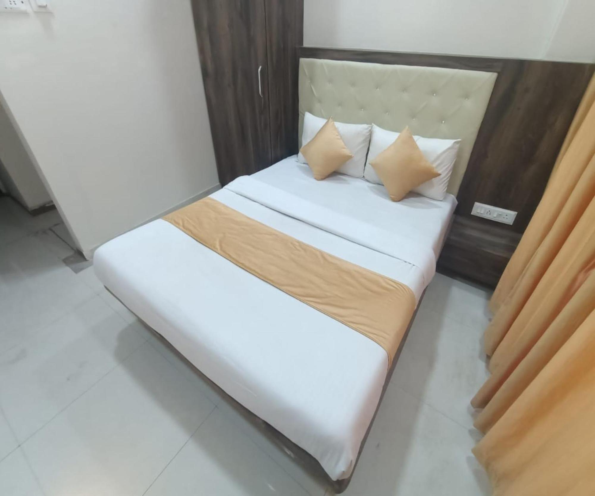 Hotel Om Sai Наві-Мумбаї Екстер'єр фото